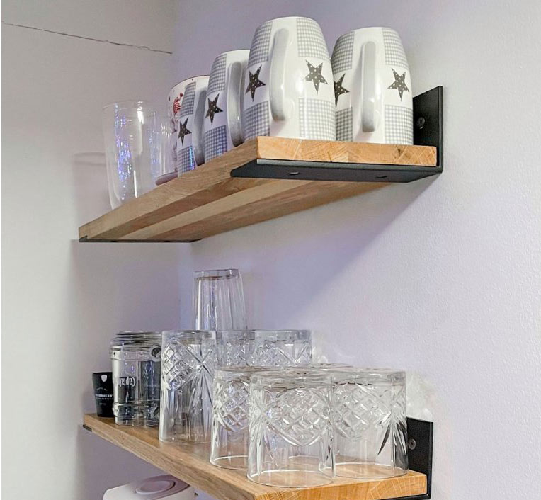 Dřevěné police se uplatní skoro všude Majstrstych.cz