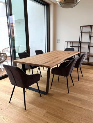 Raroh má svůj osobitý styl 🦅🖤 Tomuhle elegánovi jsme přiznali přirozené křivky dřeva a působí díky tomu ještě o fous...