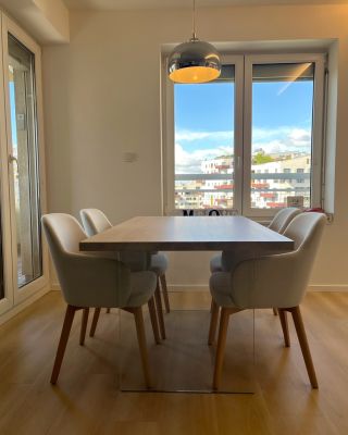 Klenot mezi jídelními stoly – to je Albatros! 🦅 Kombinace masivní desky a čirých skleněných podnoží tvoří elegantní design...