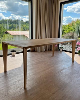 Ostré hrany a masivní dřevo 🪵 Moderní kombinace, která sluší Dřemlíkovi – tady konkrétně ve Slim variantě Zkrátka...