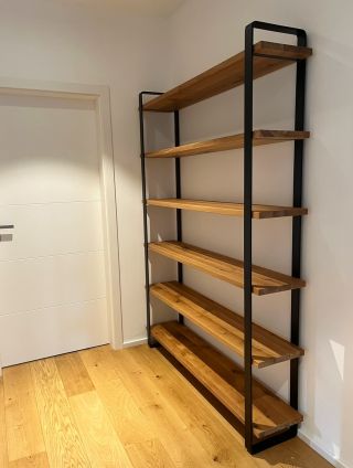 Jak spojit praktičnost s designem? Vysoká police Strakapoud kombinuje teplo dřeva s industriálním nádechem kovu. 🖤🪵 Udrží...