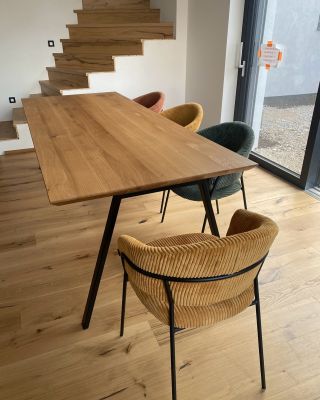 Rozkročené nohy Špačka tvoří 2v1 🐦‍⬛ Designový prvek, ale i praktické řešení – kolem stolu si sednete pohodlně a bez...