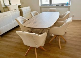 Oválná deska v kombinaci s ocelovou podnoží našeho bestselleru Motáka – to je jídelní stůl Pilich 🦅 Barvu podnože i tvar...